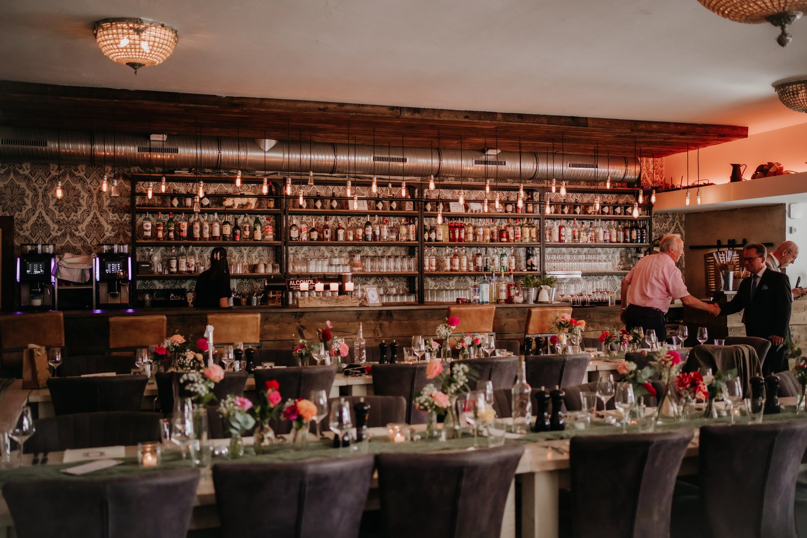 Lebendige Hochzeitsfeier mit warmem Licht, Gästen und spürbarer Atmosphäre