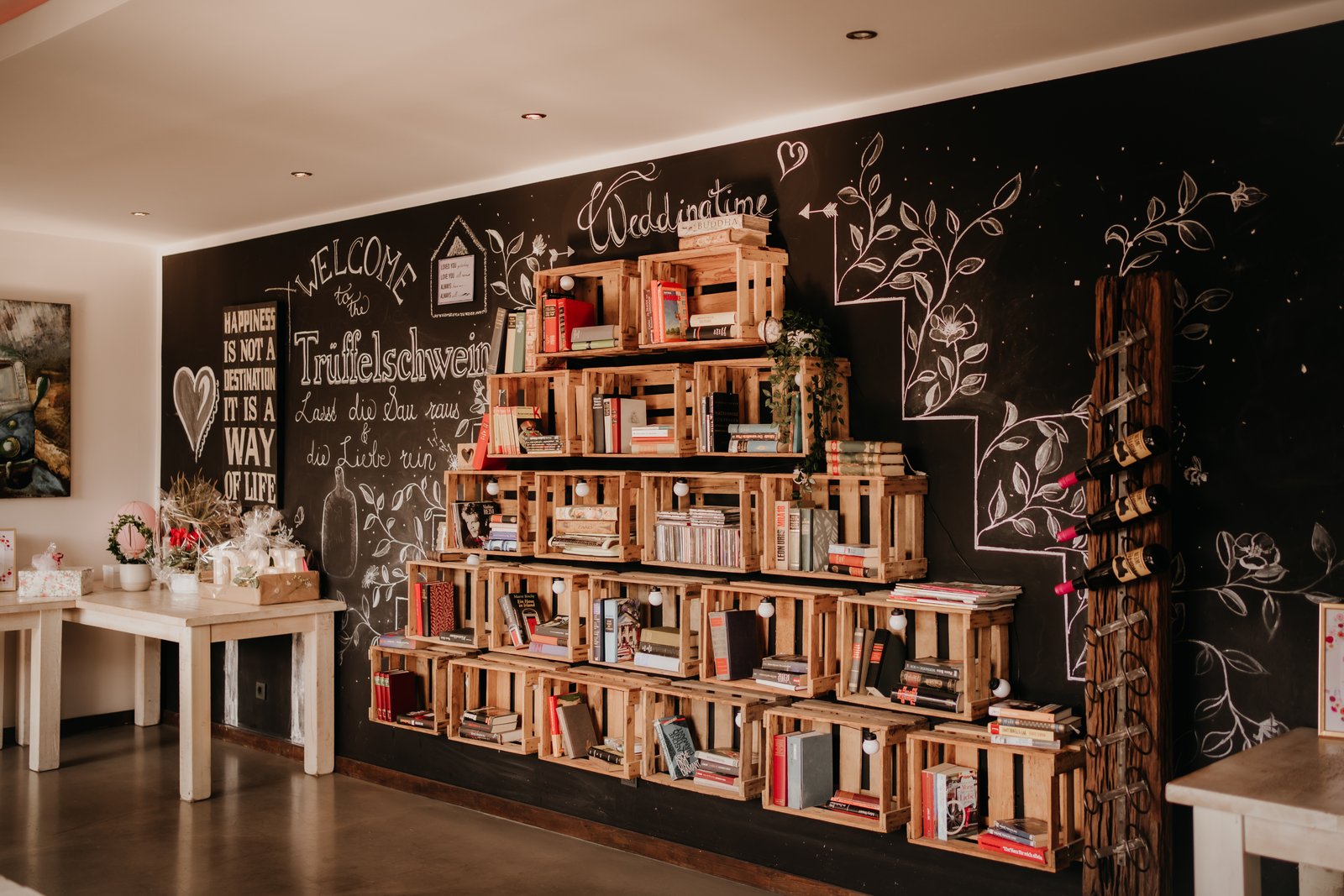 Kreativer Hochzeitsbereich mit handgezeichneten Details und persönlicher, urbaner Atmosphäre