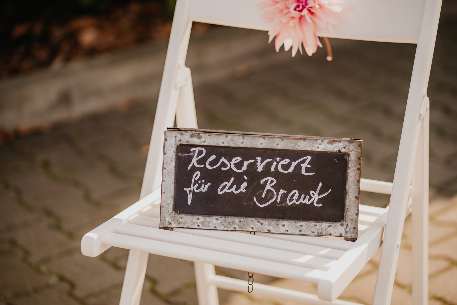 Persönliches Hochzeitsdetail mit reserviertem Platz für die Braut in ruhiger, heller Atmosphäre