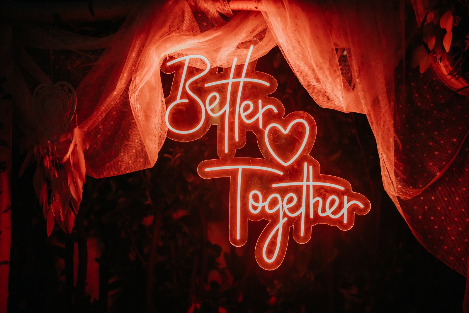 Romantisches Neonschild mit warmem Licht als emotionaler Abschluss der Hochzeitsreise