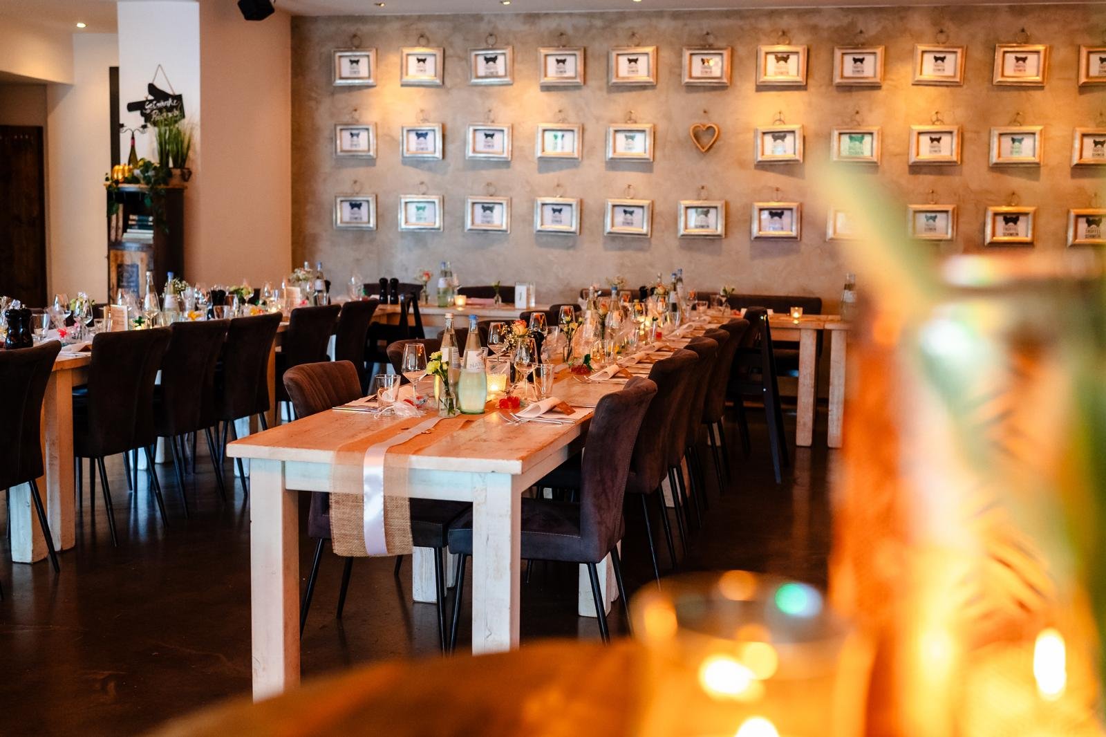 Blick auf eine elegant vorbereitete Hochzeitstafel mit klarer, ruhiger Ordnung